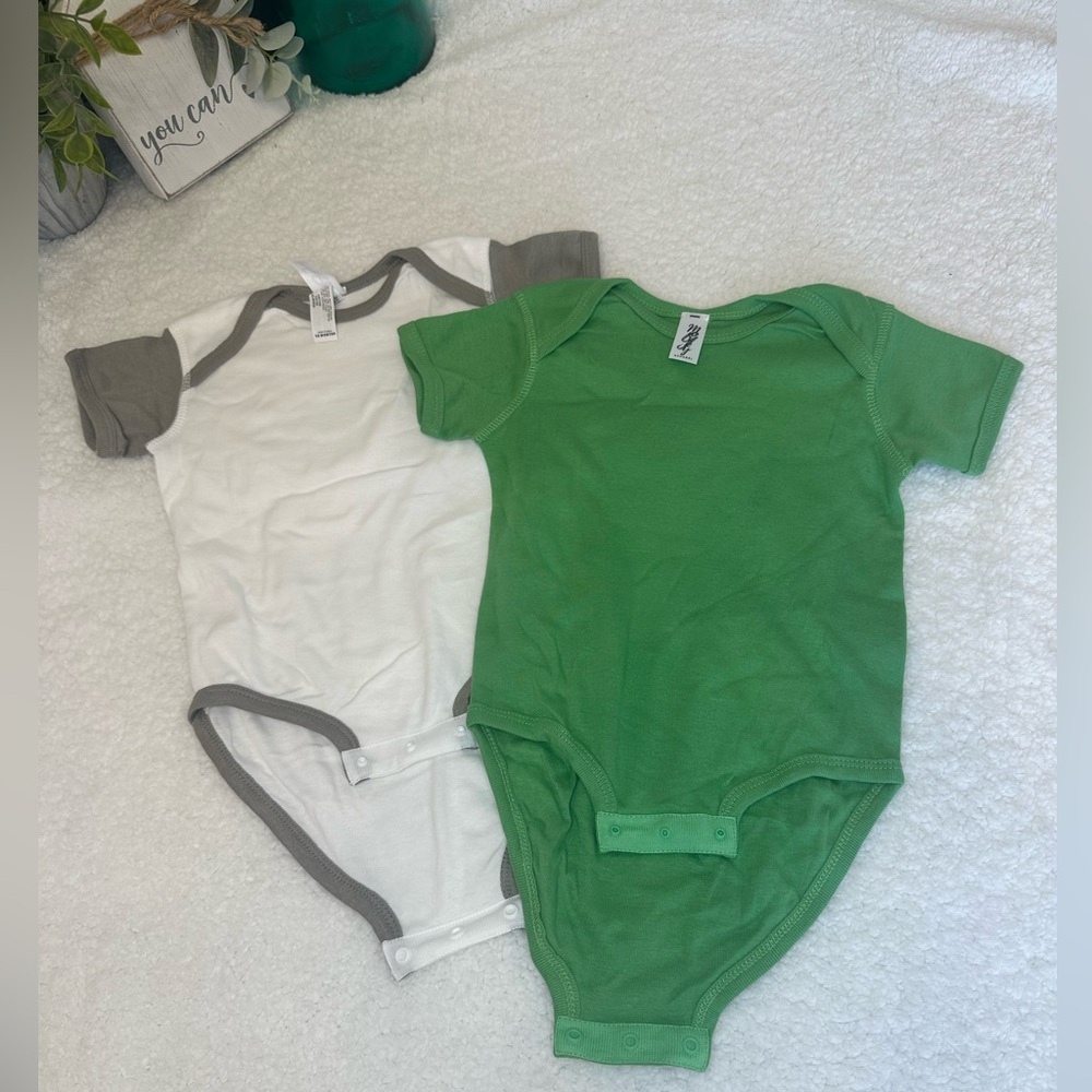 2 onesie bodysuits Size 18 months